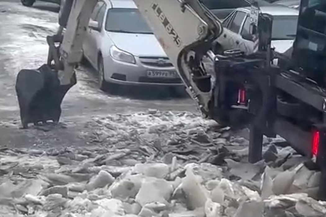 В Новом Уренгое наказали дорожника, очистившего снег вместе с асфальтом