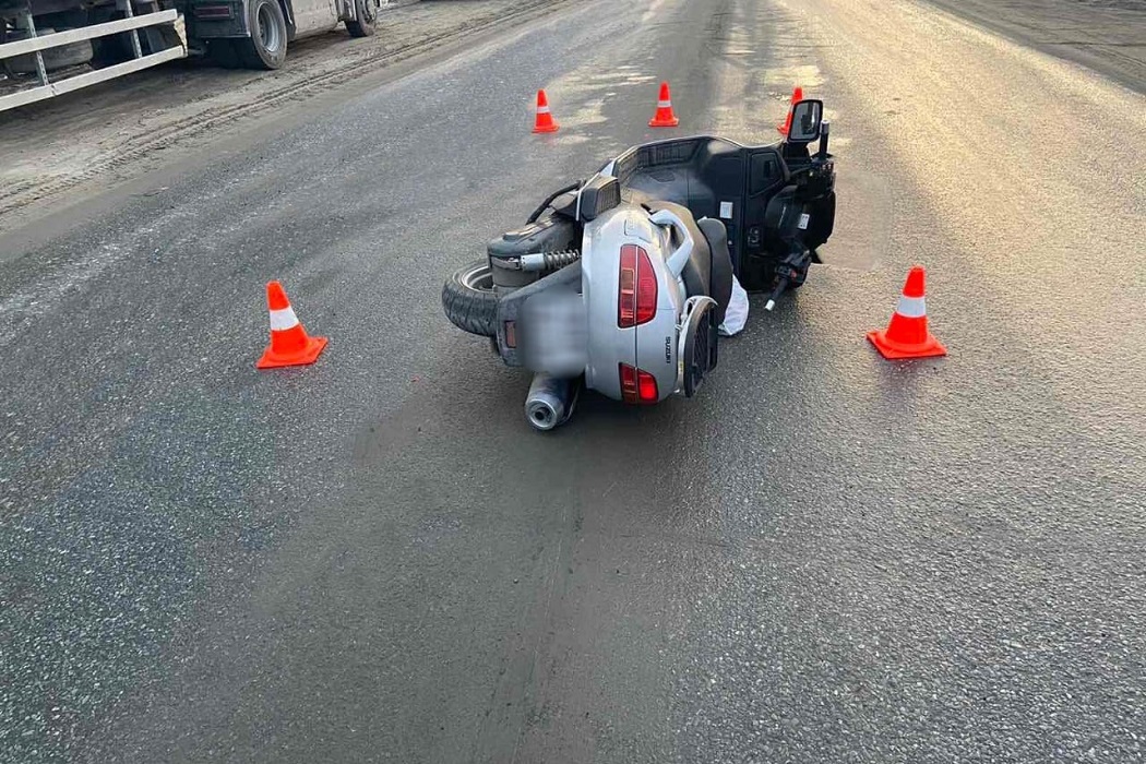 В Югре мотоциклист попал под колёса грузовика