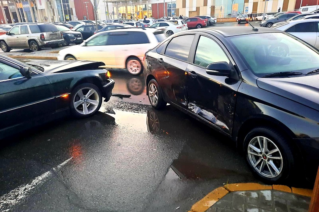 В Югре водитель «БМВ» протаранил «Ладу» на парковке