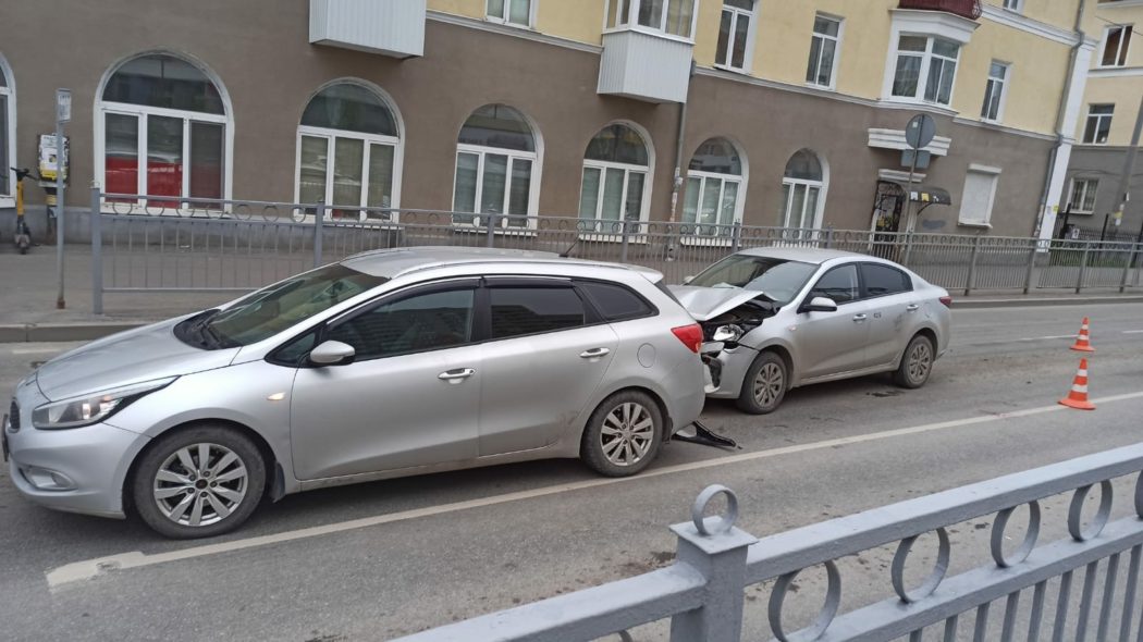 В Екатеринбурге несовершеннолетний пассажир такси пострадал в ДТП