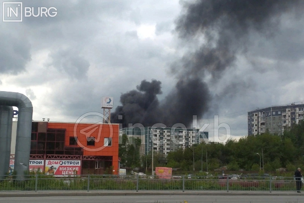 На ЖБИ в Екатеринбурге загорелась гора покрышек