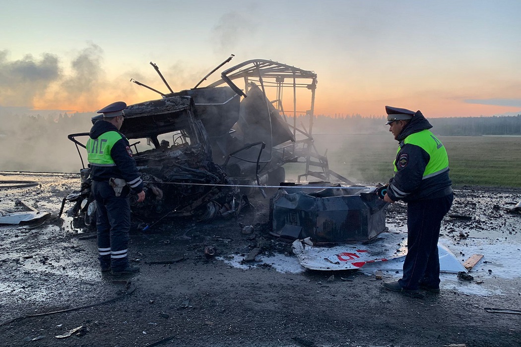 В ДТП с тремя грузовиками на трассе Екатеринбург – Тюмень сгорел водитель