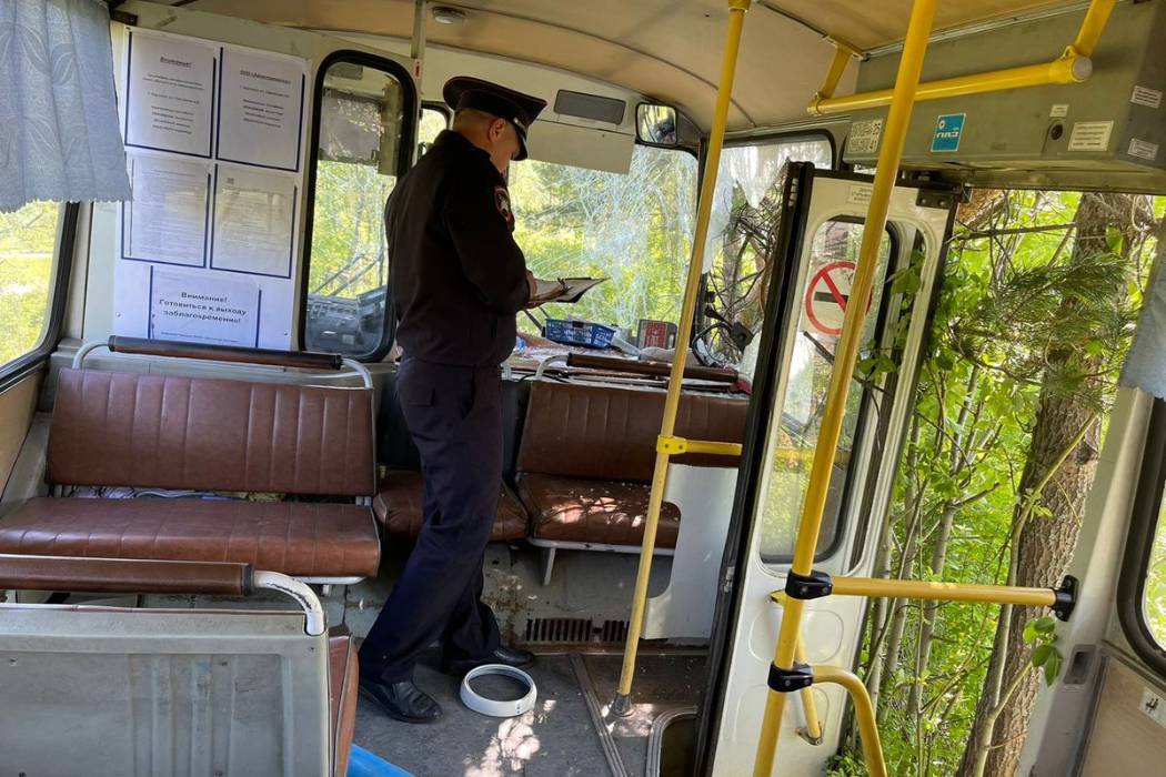 В Волчанске водитель автобуса с 25 пассажирами столкнулся с Renault и врезался в дерево