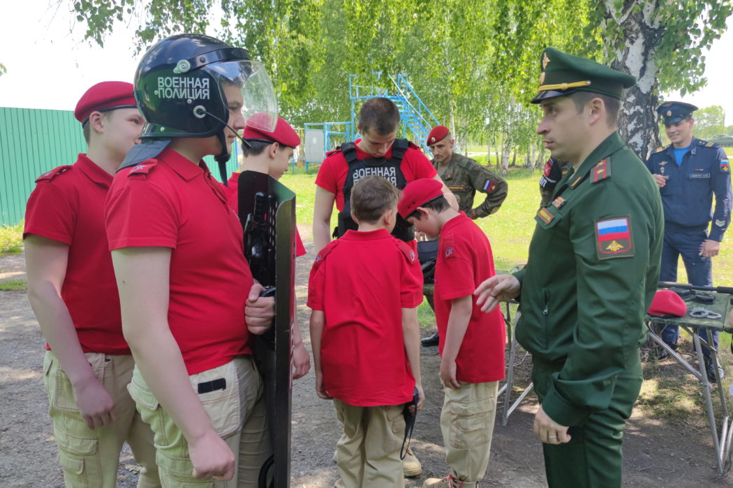 В Екатеринбурге военные полицейские ЦВО провели патриотическое мероприятие для детей из детского дома