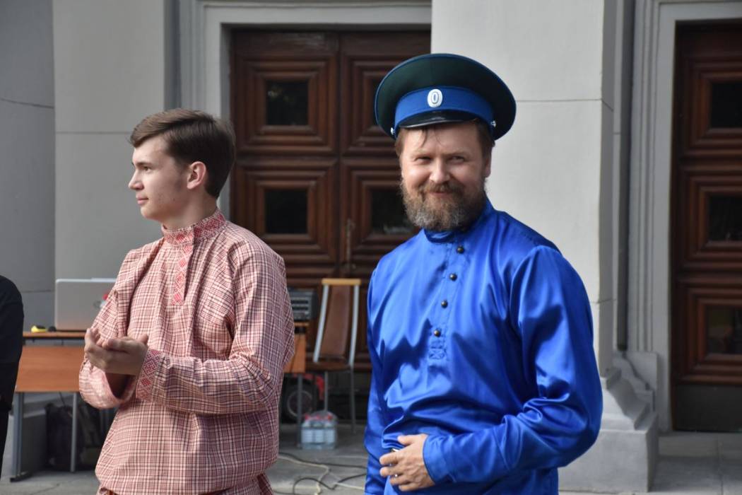 В Екатеринбурге полсотни человек станцевали уральскую кадриль на площади Советской армии