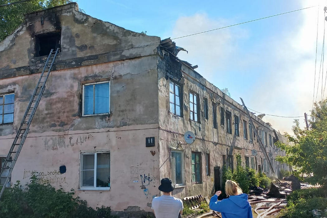 Больше полусотни человек эвакуировали пожарные из горящего дома в Невьянске