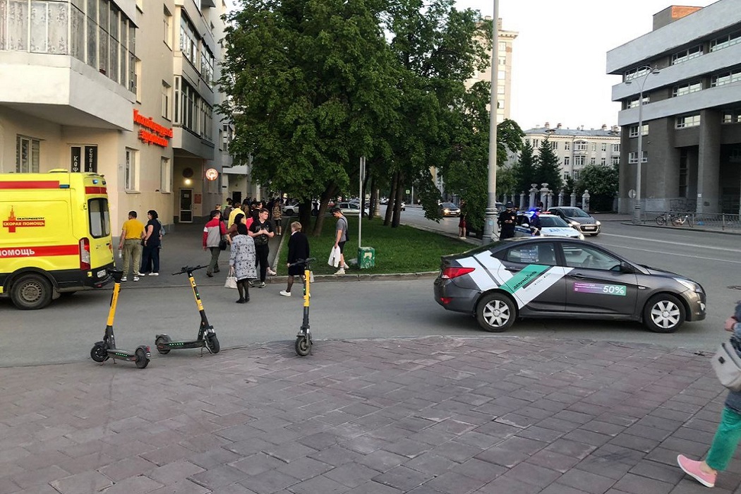 В центре Екатеринбурга Hyundai сбил двух подростков на электросамокате