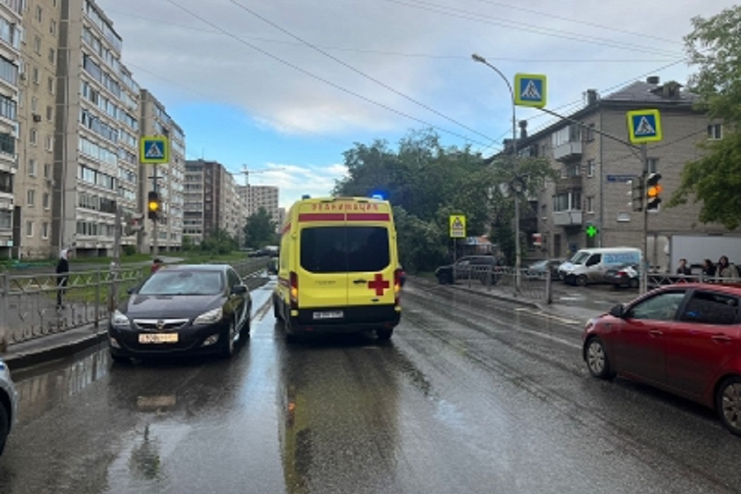 В Екатеринбурге Opel сбил перебегающего дорогу на красный 13-летнего мальчика