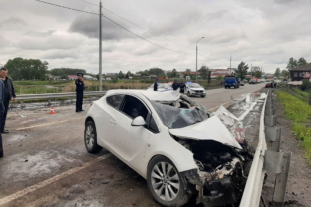Водитель Opel Astra выехал на встречку и подпалил встречный КамАЗ