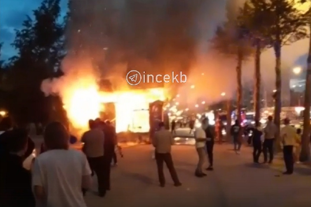 В Екатеринбурге сгорел киоск «Каблучок» на улице Викулова