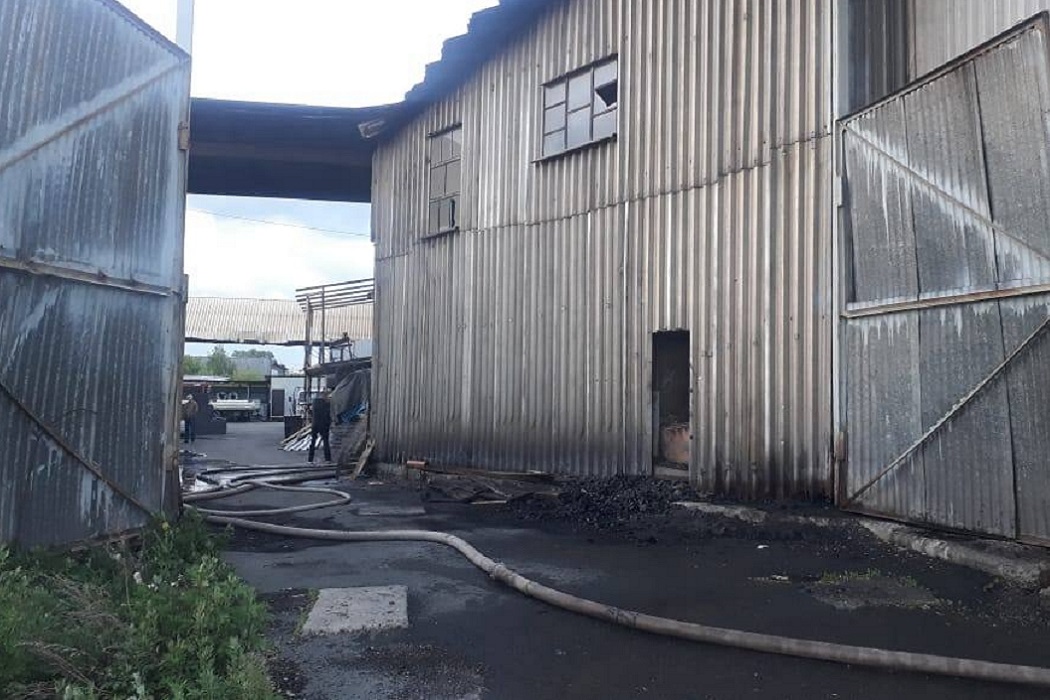 В Екатеринбурге на Уктусе сгорел цех в ангаре на Самолётной