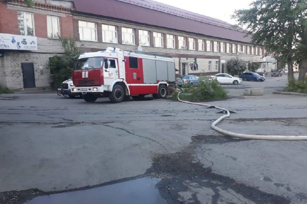 На Уктусе в Екатеринбурге горел цех в ангаре на Самолётной