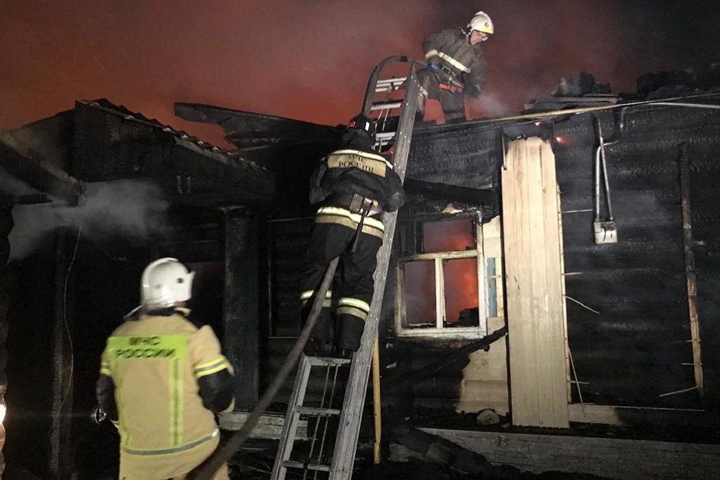 В Краснотурьинске ночью сгорели частный дом и автомобиль