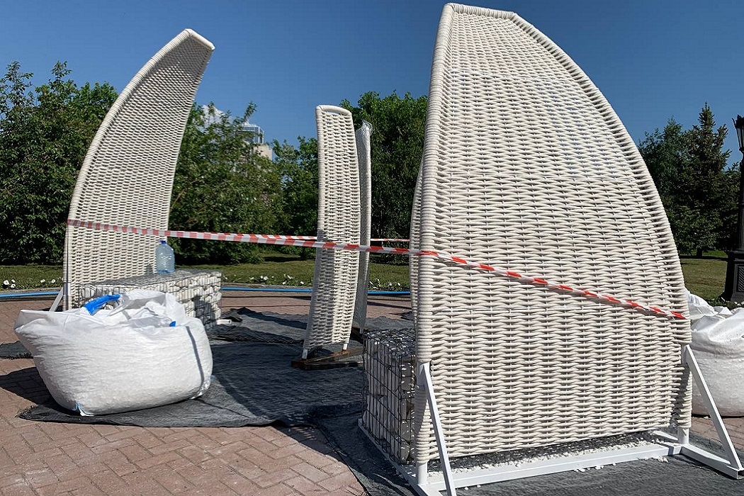 Трёхметровые скульптуры из белых цветов возводят в центре Екатеринбурга 