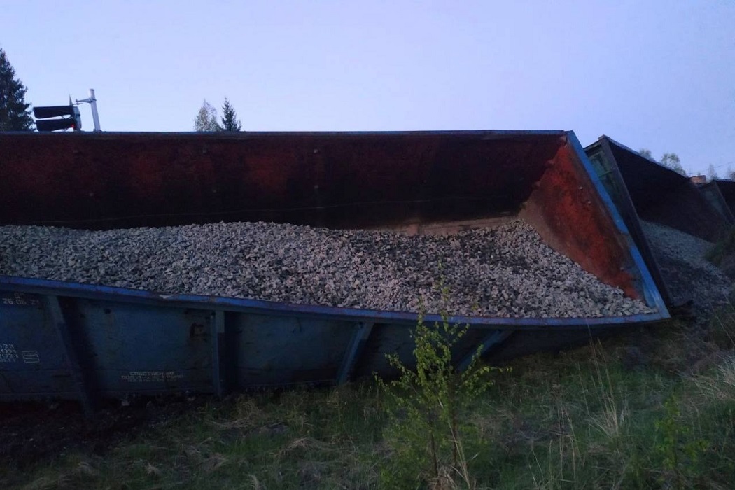 В Свердловской области сошли с рельсов семь вагонов со щебнем возле Ивделя
