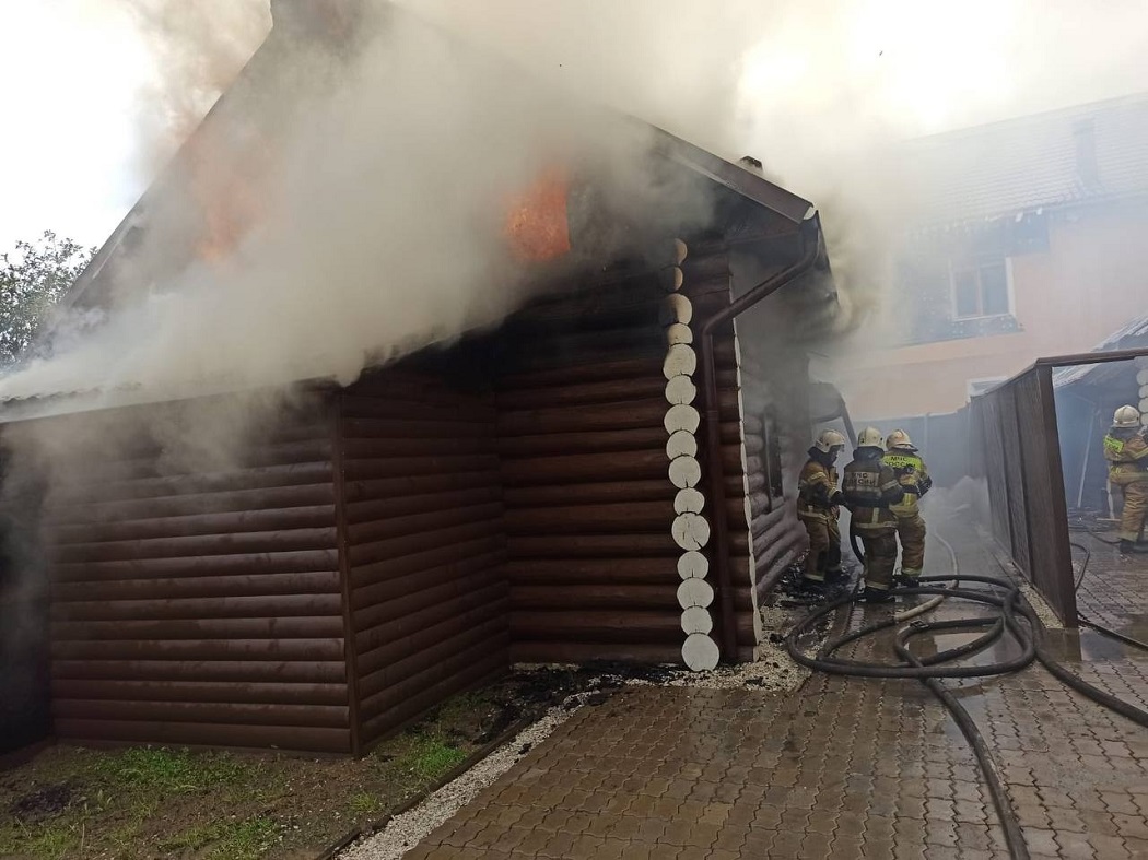 В Екатеринбурге загорелись Николаевские бани на Кизеловской
