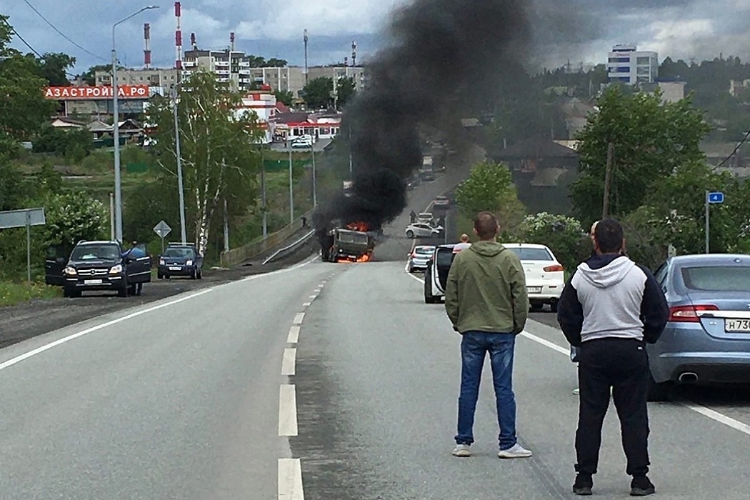 В ДТП в Первоуральске при столкновении с Opel загорелся КамАЗ