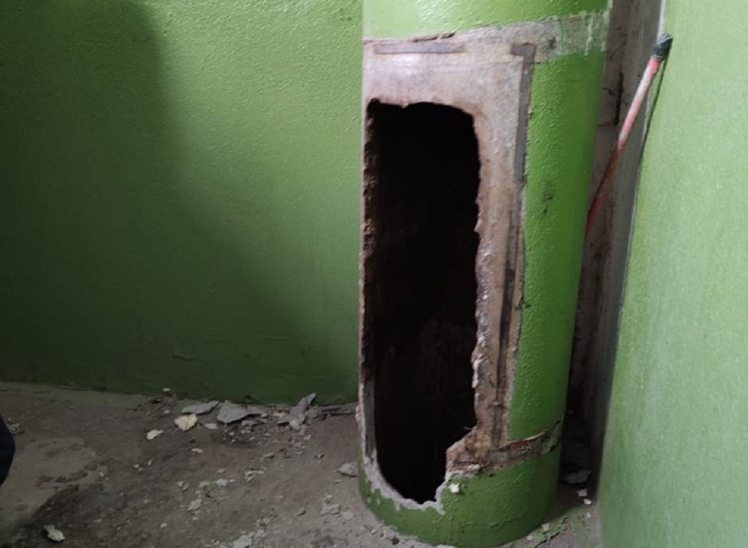 Жительница Нижнего Тагила застряла в мусоропроводе при попытке достать выброшенный телефон