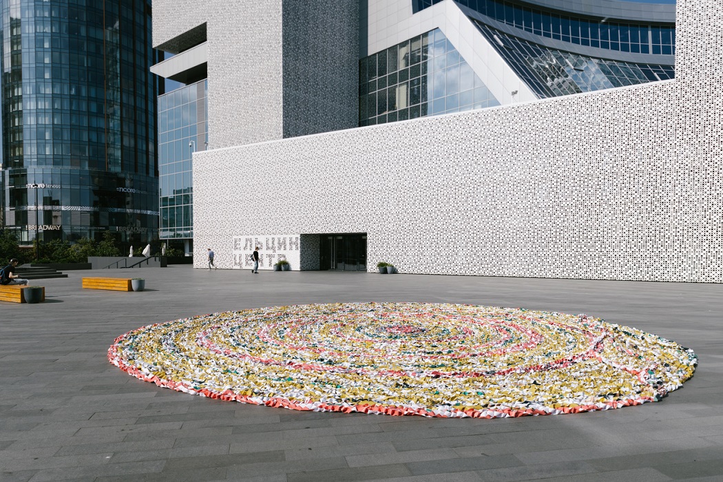 Огромный ковёр из рекламного мусора постелили у Ельцин Центра