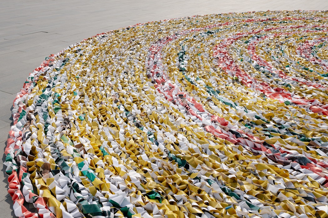 Огромный ковёр из рекламного мусора постелили у Ельцин Центра 