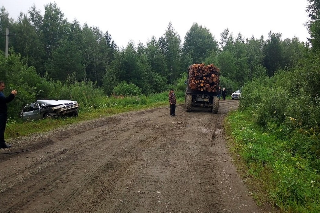 На Урале 16-летний водитель ВАЗ и его пассажирка погибли при столкновении с лесовозом