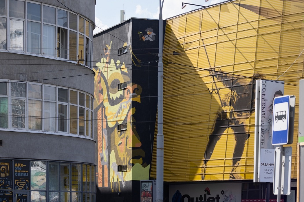 В Екатеринбурге появился 16-метровый Геракл на стене ТЦ Sila Voli