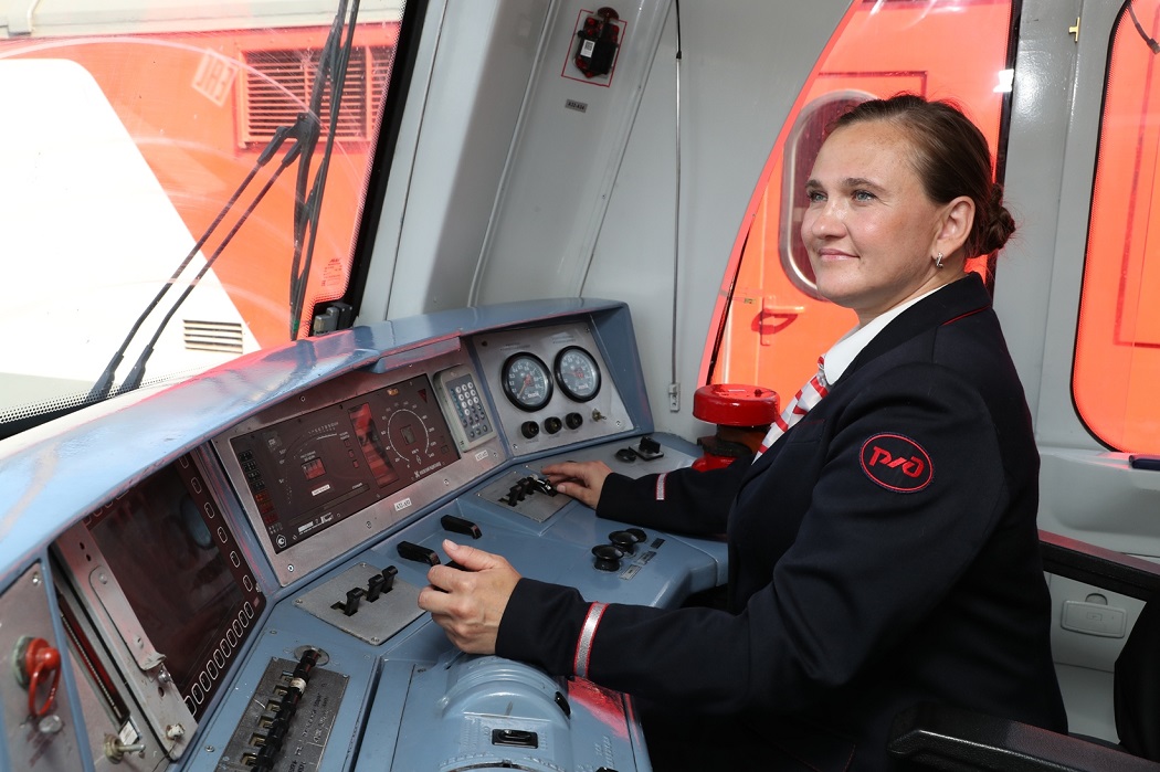 Екатеринбурженка впервые в России стала машинистом поезда дальнего следования