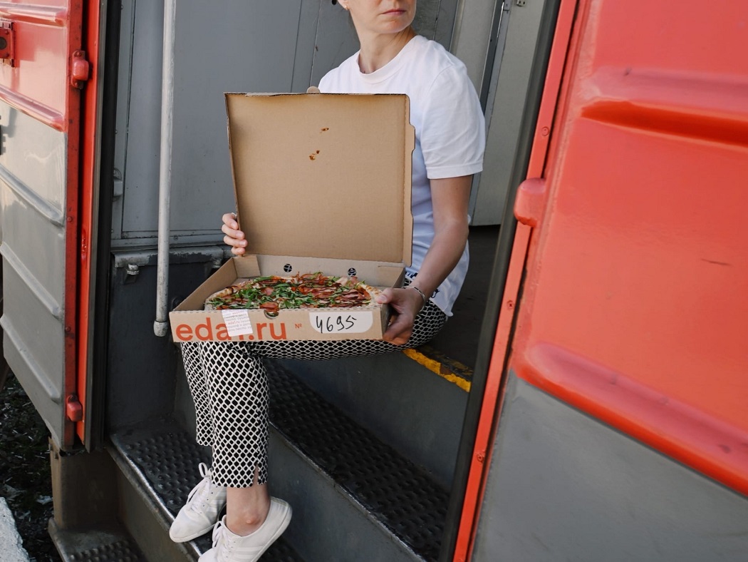 Пассажиры РЖД могут заказывать к поезду роллы и пиццу в Екатеринбурге