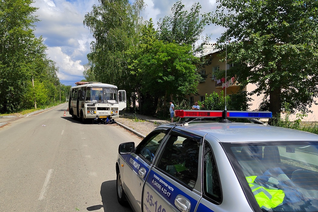 В Невьянске двое подростков врезались в автобус на скутере Storm M