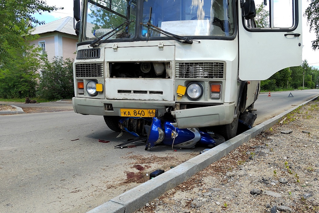 В Невьянске двое подростков врезались в автобус на скутере Storm M