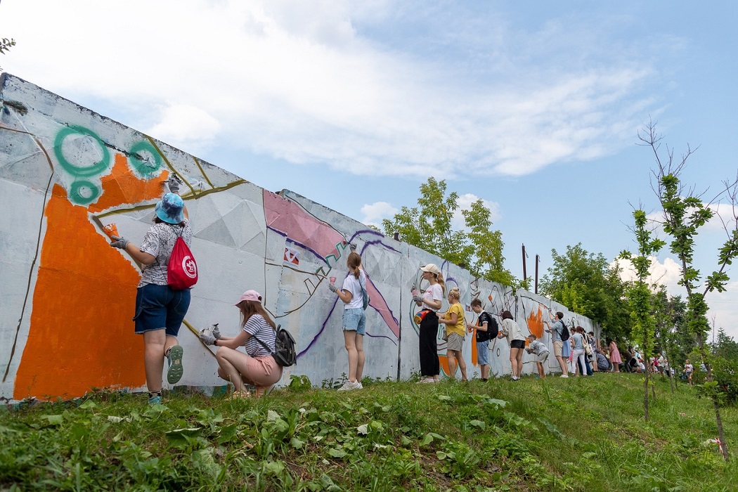 В центре Екатеринбурга горожане нарисовали на заборе «Мир»