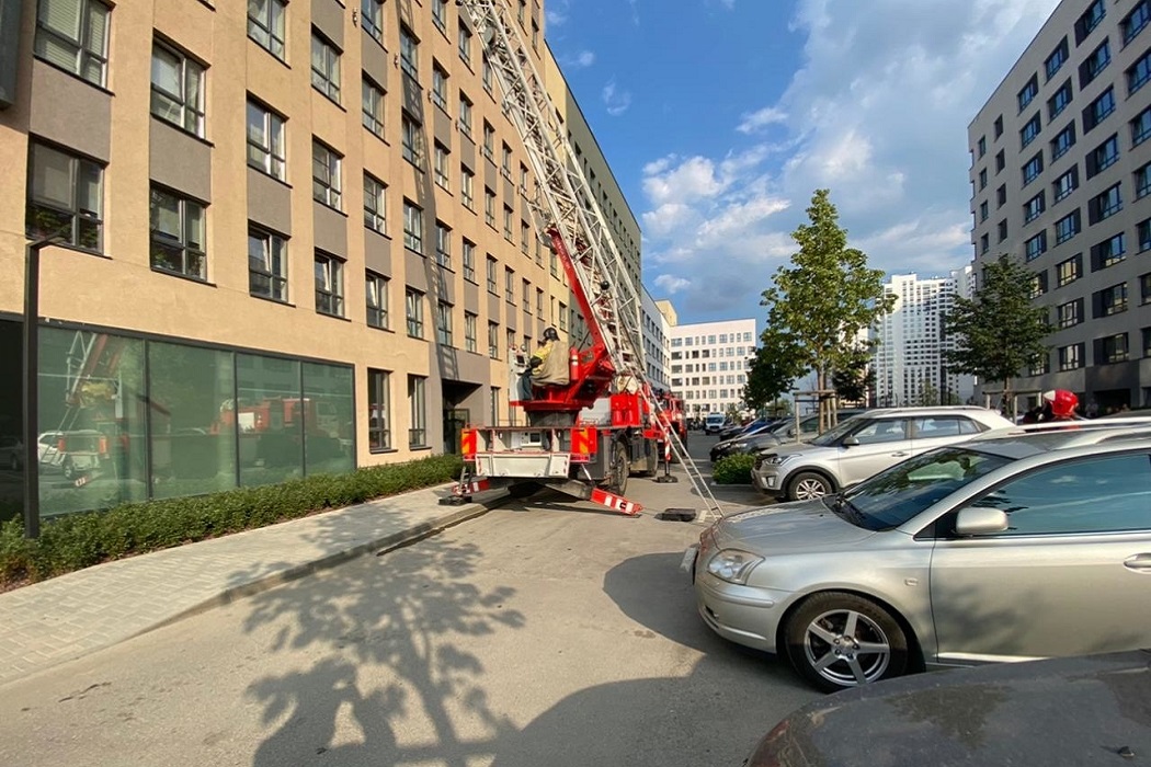 В Екатеринбурге из-за горящего масла в квартире высотки эвакуирован 61 человек