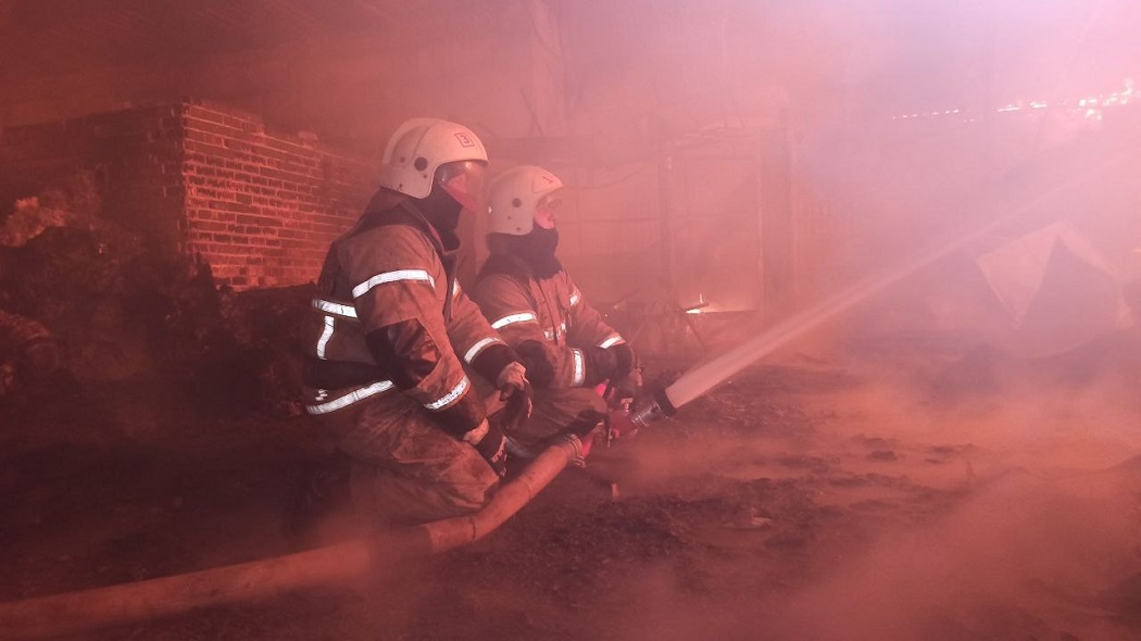 Крупный ночной пожар в промзоне Екатеринбурга потушили в … утра