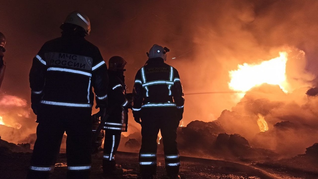 Крупный ночной пожар в промзоне Екатеринбурга потушили в … утра
