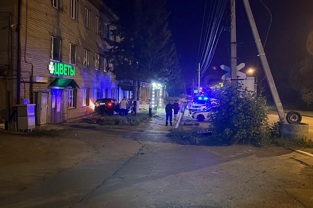 Мужчина погиб при столкновении BMW с деревом у общежития в Екатеринбурге