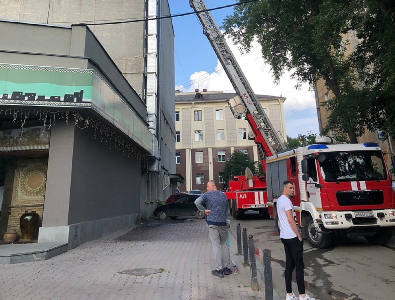 В кафе «Нигора» в Екатеринбурге загорелись жировые отложения в вентиляции