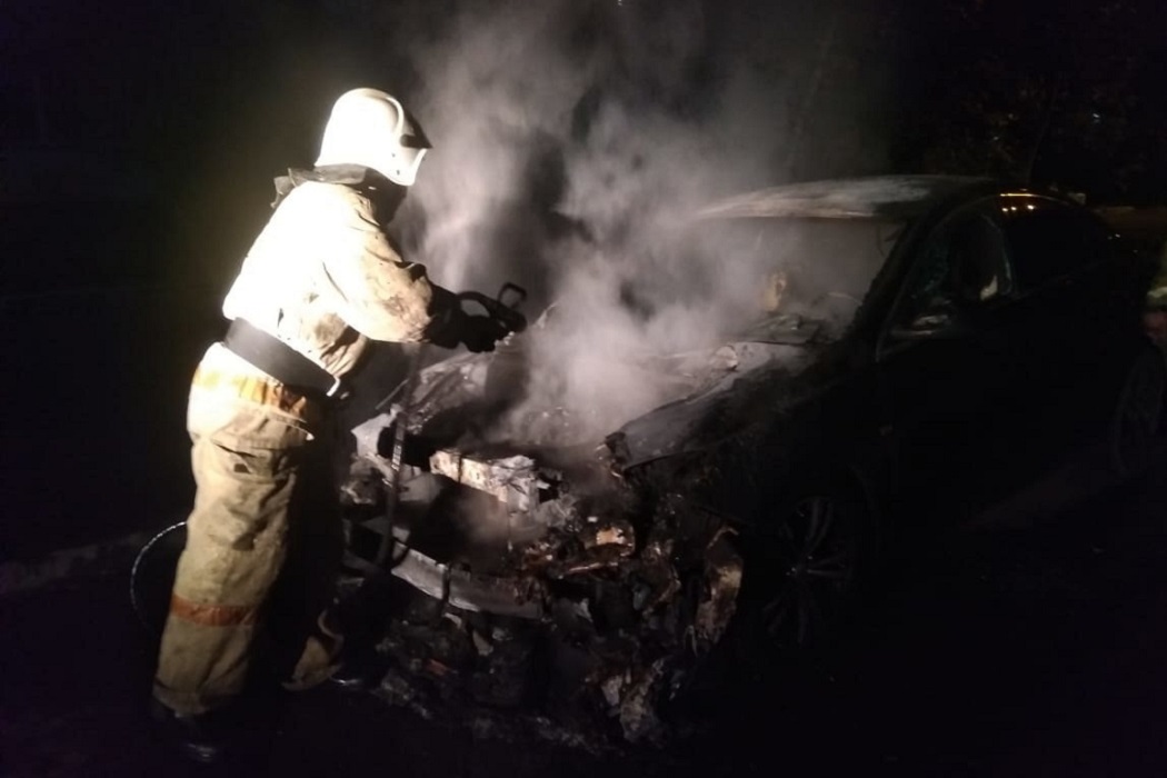 Ночью в Екатеринбурге сгорел Opel Insignia на Мичурина