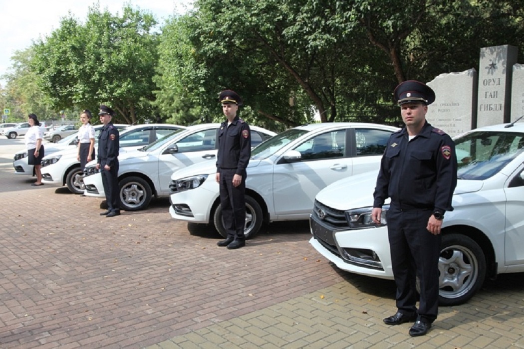 Свердловским госавтоинспекторам вручили шесть автомобилей Lada