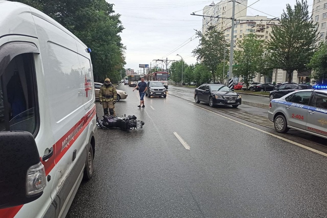 В Екатеринбурге иномарка сбила мотоциклиста на улице 8 Марта