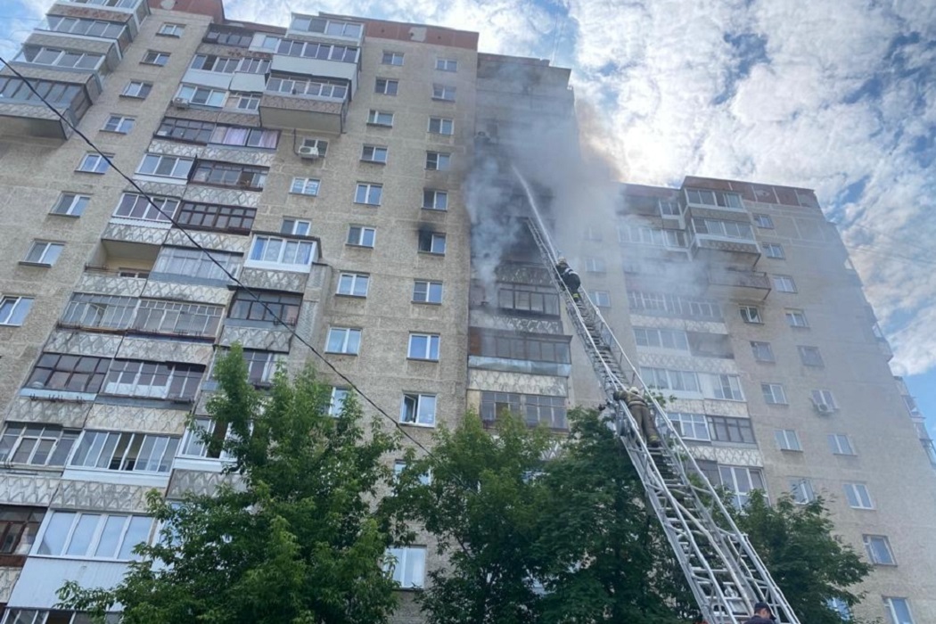 На Уралмаше во время пожара в 14-этажном доме погиб мужчина