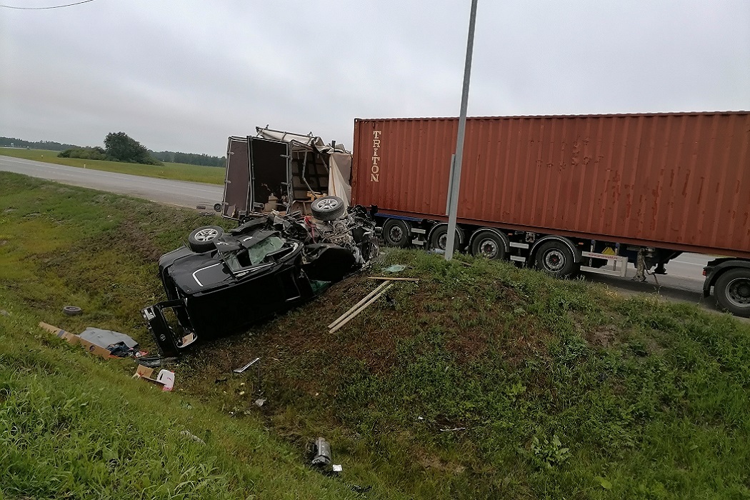 Водитель Land Cruiser погиб в ДТП с фурой и «Газелью» у посёлка Пышма