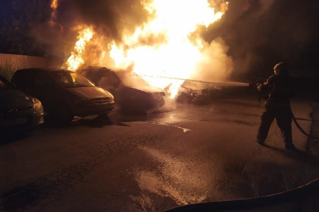 В Екатеринбурге возле школы №25 сгорели три иномарки в Мичуринском