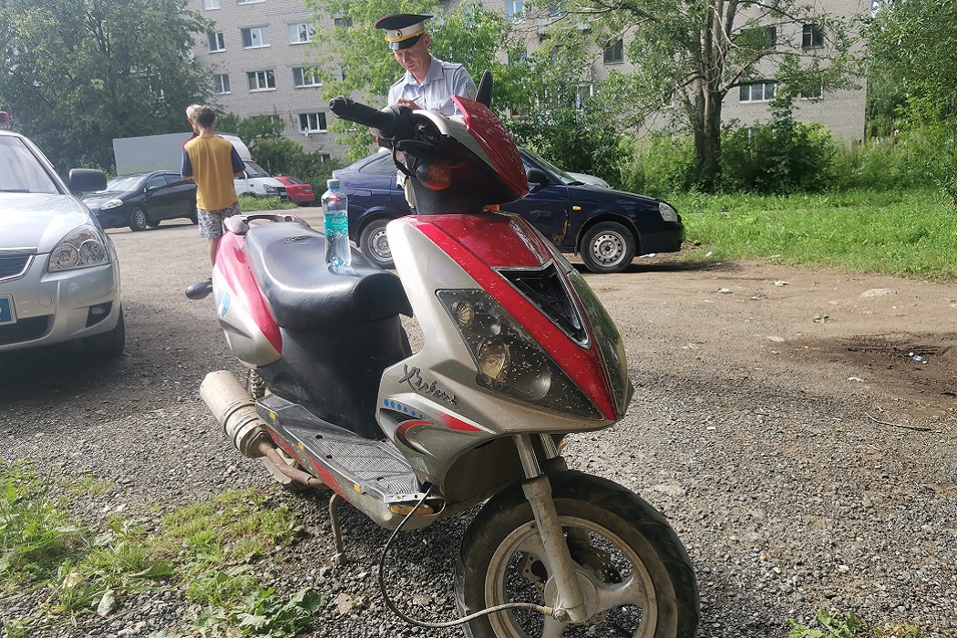 Сотрудники ГИБДД задержали в Кедровке подростков на мопеде