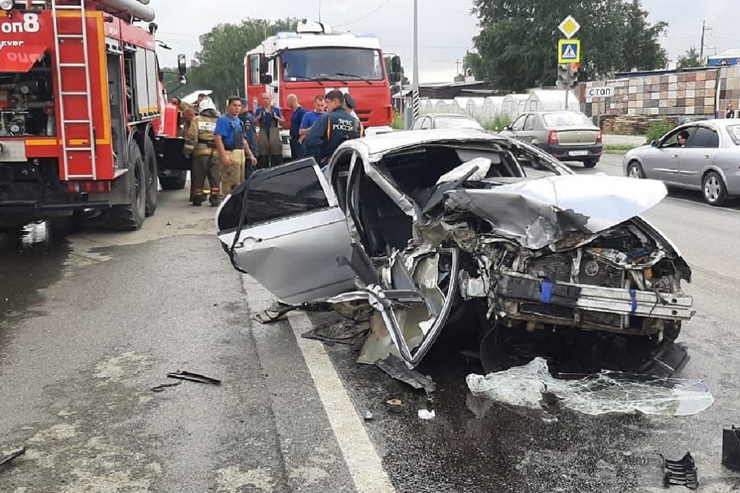 В Горном Щите Mercedes загорелся после столкновения с Lifan возле ТЦ