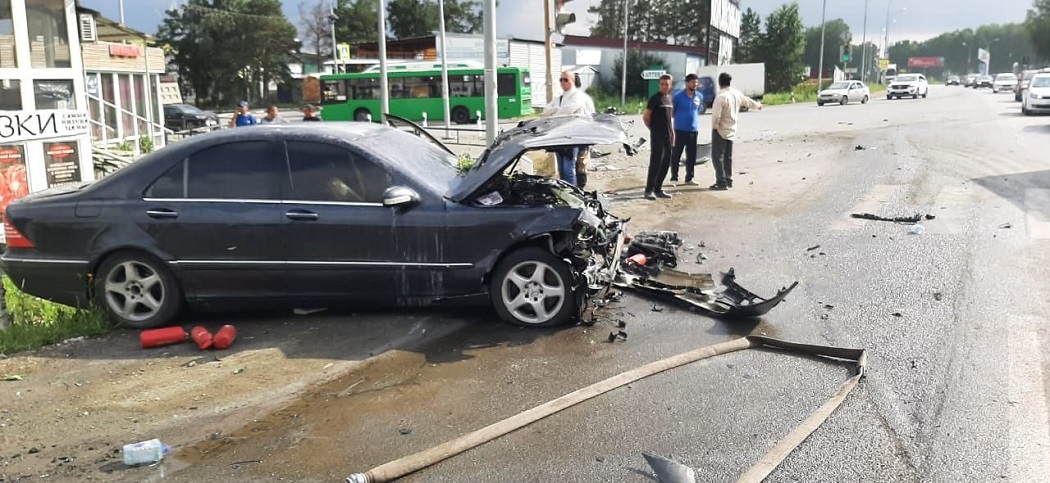В Горном Щите Mercedes загорелся после столкновения с Lifan возле ТЦ