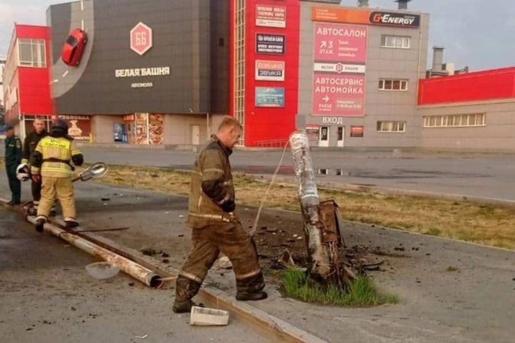 У авторынка «Белая башня» в Екатеринбурге автомобиль влетел в столб и загорелся
