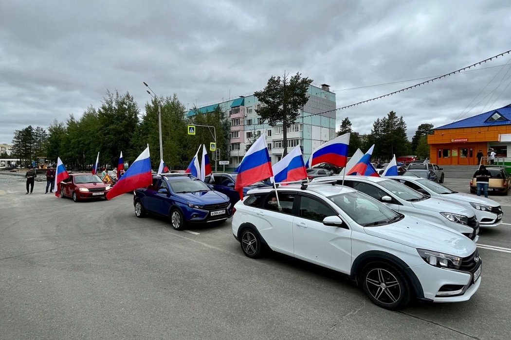 В Ноябрьске прошёл автопробег в День государственного флага