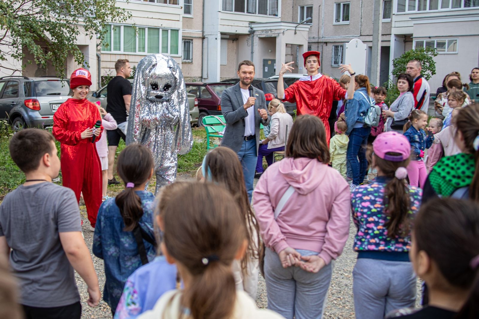 Депутат Екатеринбургской гордумы помог отремонтировать детскую площадку