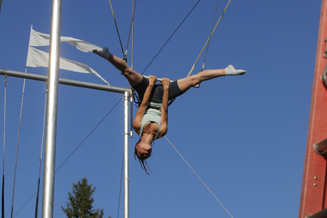 Гимнастка + акробатка + гимнастика + акробатика + упражнения + упражнения в воздухе + воздушная акробатика