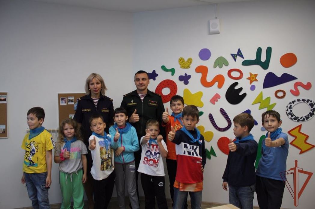 Росгвардия провела цикл патриотических мероприятий для воспитанников детских социальных центров Югры
